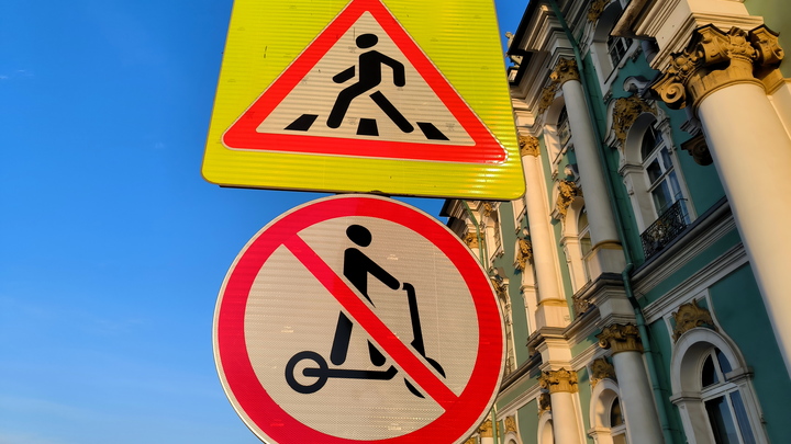 В Подольске маршрутка сбила двух подростков на самокате: парень погиб