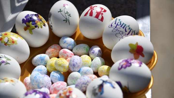 Священник рассказал об утилизации куличей и скорлупы от пасхальных яиц