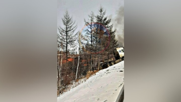 Экскаватор загорелся на федеральной трассе в Забайкалье