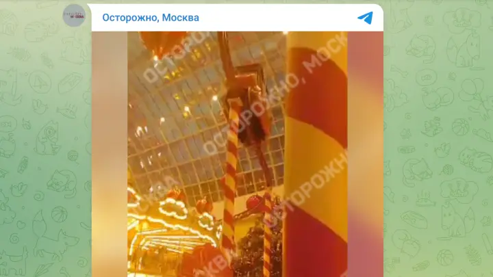 В парке Остров мечты спасают зависших на огромной высоте людей