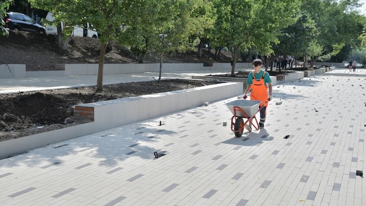 В Дмитриевском сквере Краснодара продолжаются работы по благоустройству