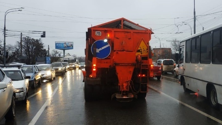 На дороги Краснодара вышли более 20 снегоуборочных машин