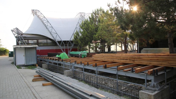 В Геленджике приостановили реконструкцию объекта в сосновой роще на Толстом мысе