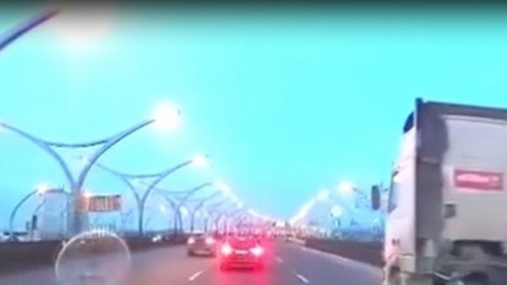 Девушка попала под машину после устроенного ДТП на ЗСД в Петербурге