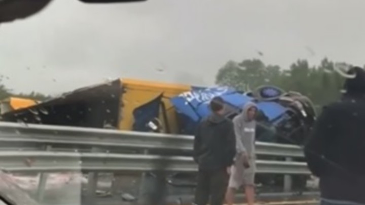 Авария на трассе М11 с двумя грузовиками полностью парализовала движение в сторону Москвы