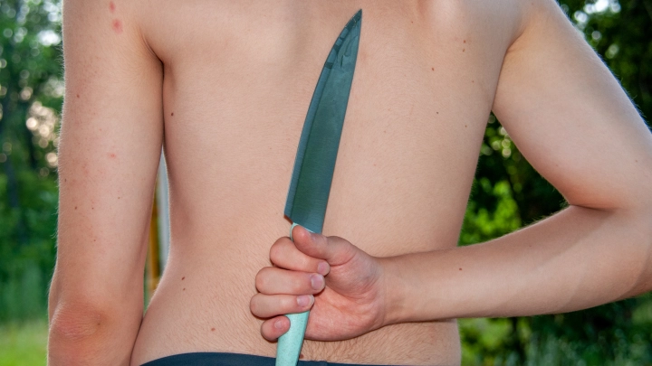 Обними в последний раз”: 9-летний ребенок зарезал мать за простой запрет