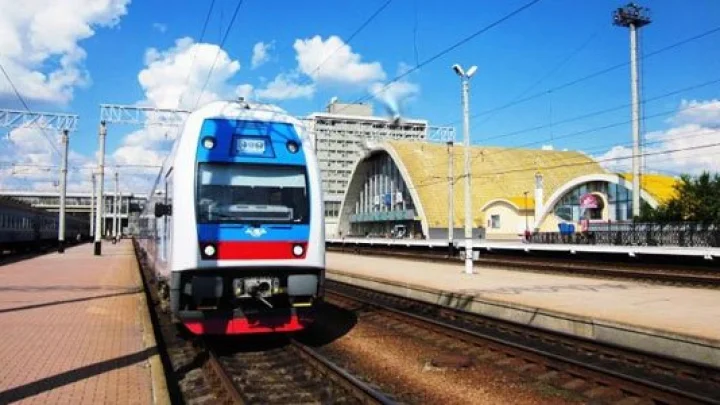 Застряла в Киеве у отца: Школьница вернулась в Луганск после четырёх лет на Украине