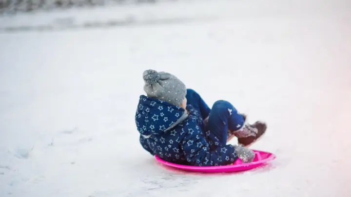 Ледяная чудо-горка в новосибирском селе стала центром притяжения детей и взрослых