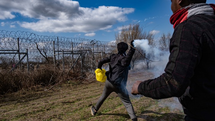 Вслед за навозом - газ: Как греки встретили мигрантов из Турции