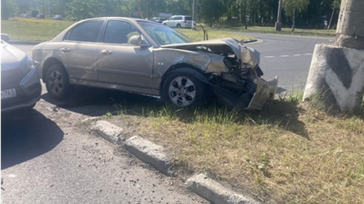 В Тольятти Hyundai врезался в Lada XRAY. Пострадал мужчина