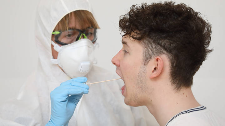 Пить горячую воду от коронавируса? Бред - китайские врачи