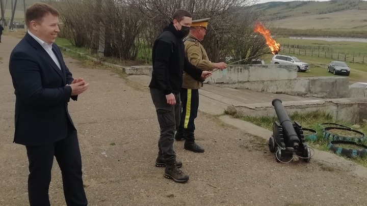 В казачьей школе села Знаменки последний звонок отметили стрельбой из пушки