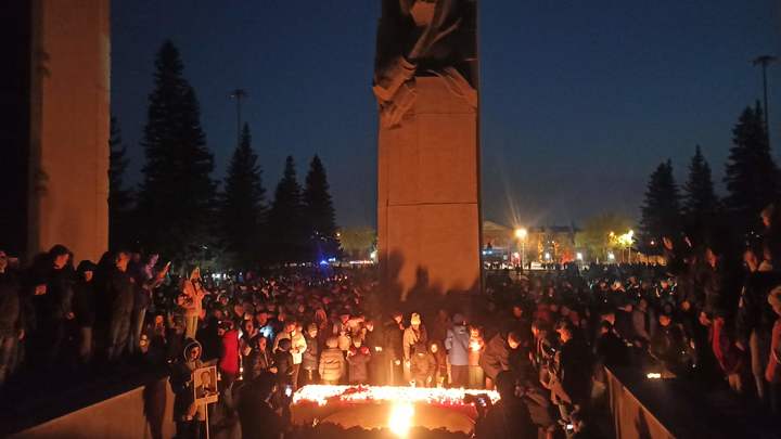 Новосибирцы зажгли свечи на Монументе Славы