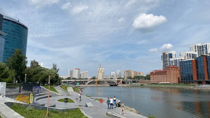 ГИБДД срочно перекрыла Макаровский мост в Екатеринбурге из-за угрозы теракта 31 октября