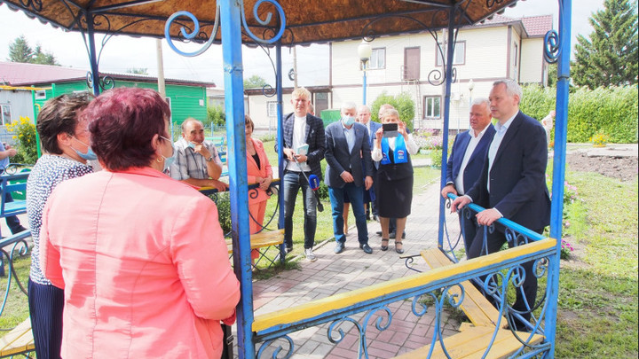Губернатор Травников поручил сделать сосудистые и онкологические центры доступнее для пожилых людей