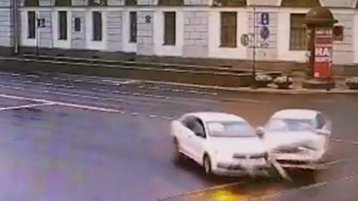 Пассажирка такси попала в больницу после ДТП на Невском проспекте