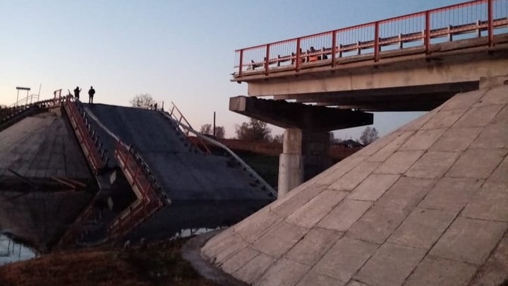 В Новосибирской области рухнул мост через реку Карасук