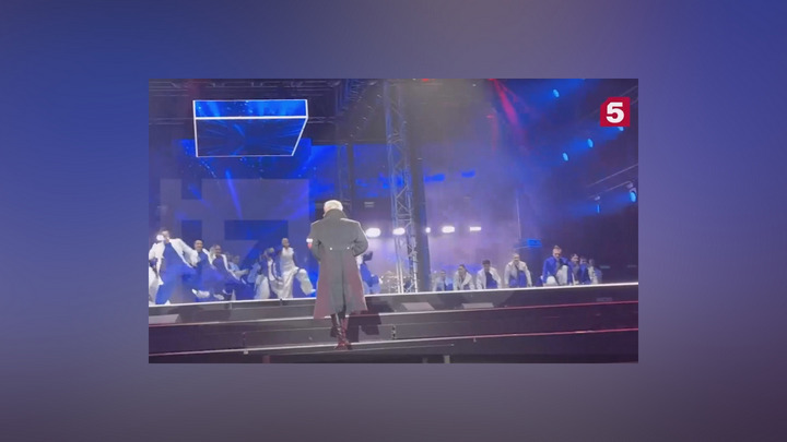 У певца SHAMAN загорелась шинель во время концерта на фестивале в Крыму