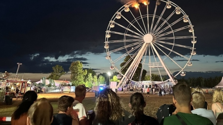 Колесо обозрения с людьми в кабинках загорелось на фестивале Highfield в Германии