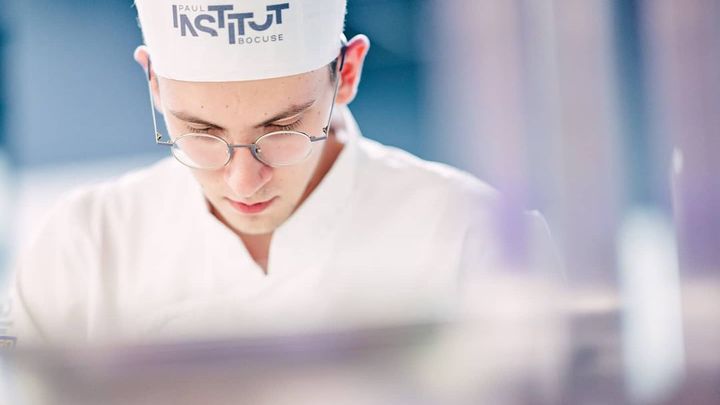 Лучшим официантом России признали жителя Ростова