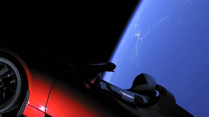 На орбите Земли оказался автомобиль: Маск показал видео с Tesla в космосе