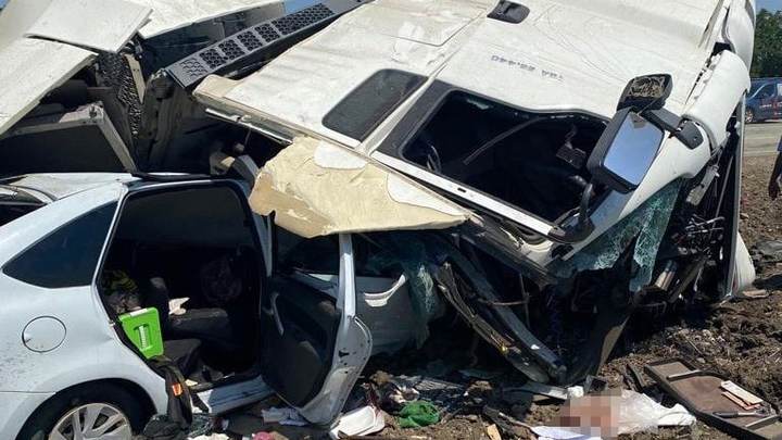 В Адыгее один взрослый и двое детей пострадали в ДТП с грузовиком