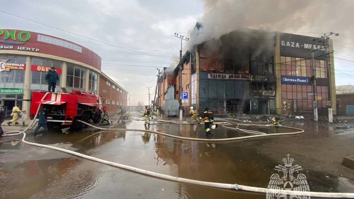 В станице Тбилисской горит торговый центр Вега
