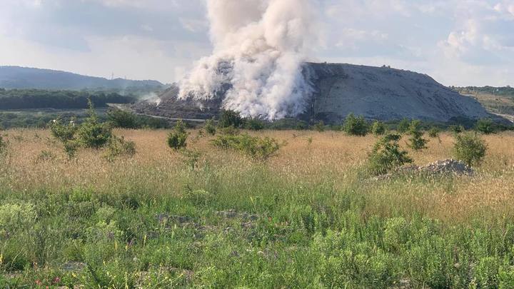 В воздухе над горящей в Новороссийске свалкой зафиксировано превышение концентрации вредных веществ