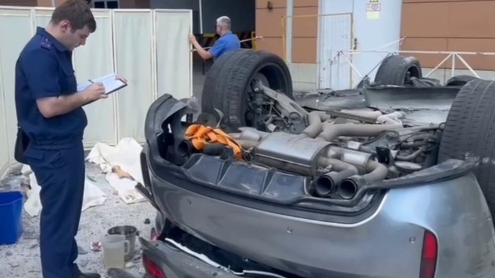Ребенок и двое взрослых погибли при падении авто с 3-го этажа парковки в Краснодаре