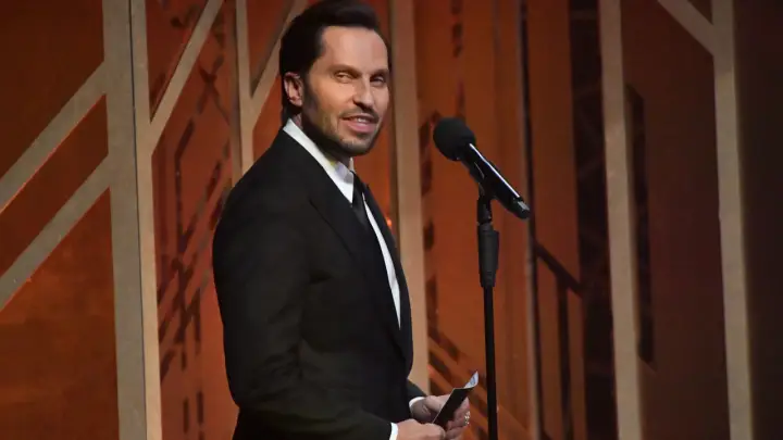 Уж он точно вошёл в ту дверь: На русском ТВ снова появился лучший друг Владимира Зеленского