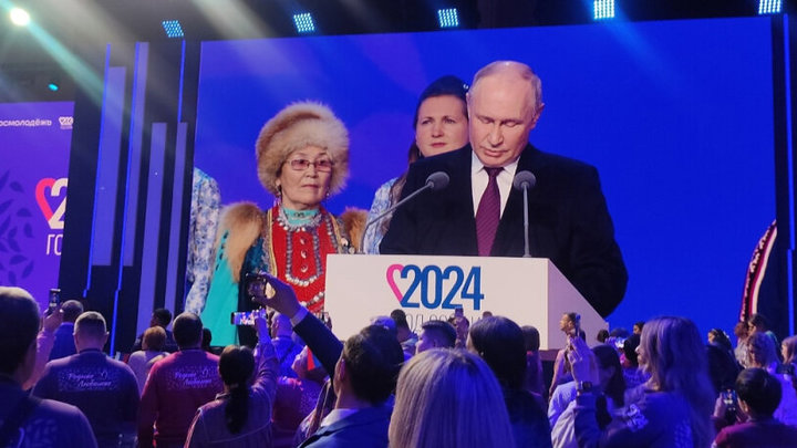 Девочка из Новосибирска пробралась к Владимиру Путину и сфотографировала его