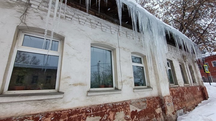 В Челябинске с крыш начали падать сосульки и глыбы снега