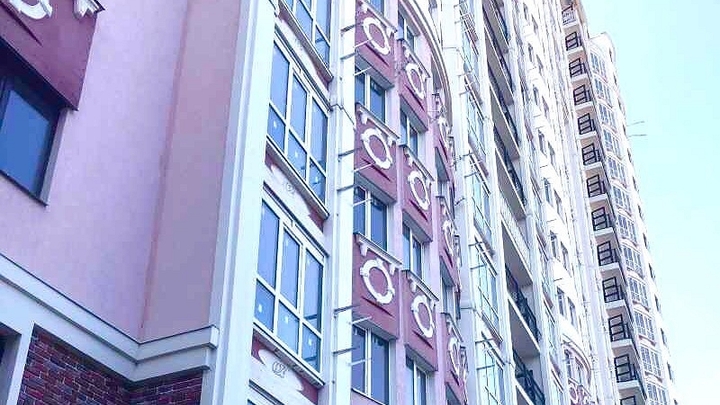 Дом стоит, люди ждут: В Краснодаре спустя 5 лет достроили проблемный ЖК «Версаль»