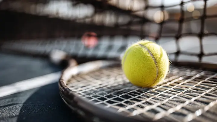 Медведев против русского грека Циципоса. Вспоминаем перепалку на корте: «Тебе лучше заткнуться»