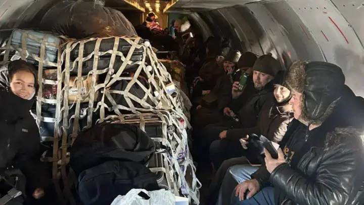 Как мешки с картошкой: пассажиров в Сибири посадили в грузовой самолет