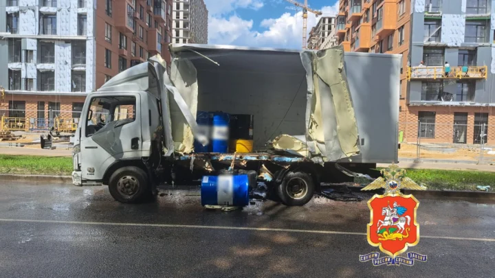 Пассажирский автобус в Балашихе выехал на встречку и врезался в грузовик