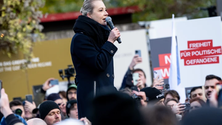 Армия релокантов готовит поход на Москву? Предатели громят Россию на деньги Европы. Пока на удалёнке Армия релокантов готовит поход на Москву? Предатели громят Россию на деньги Европы. Пока на удалёнке