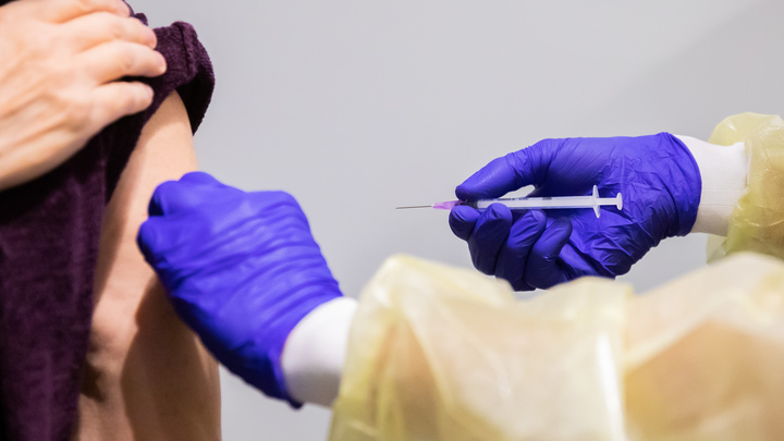 В Кремле назвали вакцину с доказанной эффективностью против омикрона