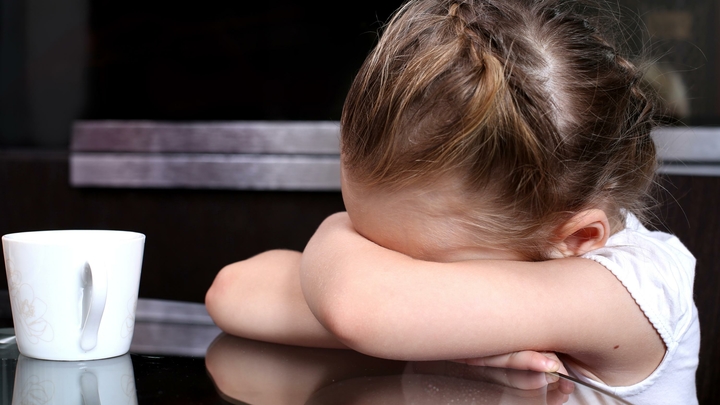 Массажистка сломала кость 3-летней девочке и сбежала в отпуск: нога болталась, как тряпочка