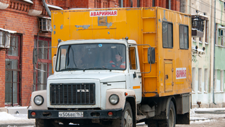 В центре Челябинска затопило улицу из-за коммунальной аварии