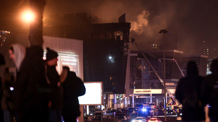 Мир оплакивает жертв бoйни в Крокусе, задержаны предполагаемые террoристы из Таджикистана