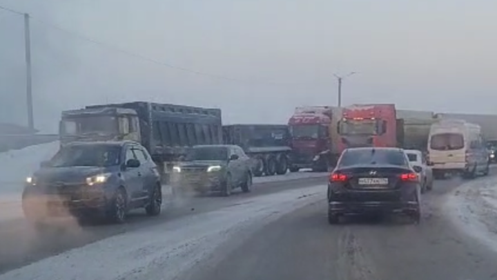 Южноуральцев предупредили: на региональной трассе парализовано движение