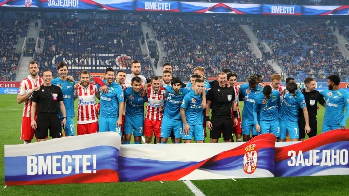 Сербы пронесли по Петербургу 600-метровый русский флаг: Россия! Сербия!