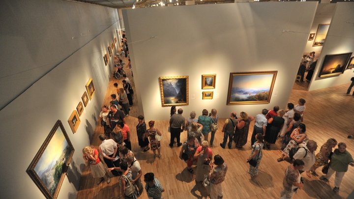 Суд оправдал охранника Ельцин-Центра, который испортил картину ученицы Малевича