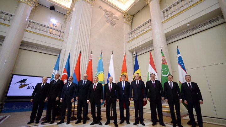 Саммит СНГ: Путин предложил главам государств собраться в Петербурге накануне 2023 года