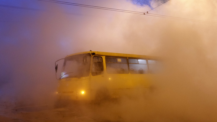 Декабрь месяц. Плывём: В Новосибирске улицу Выборную затопило кипятком