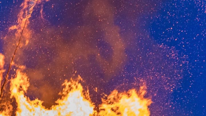 Ба-бах!: Очевидцы засняли пожар на вокзале Курска после атаки БПЛА