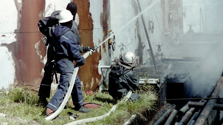 Огонь охватил 4,2 тысячи квадратов: что известно о пожаре на нефтебазе в Кавказской к этому часу