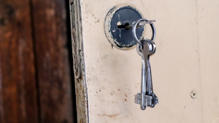 Детей, которым пришлось жить с трупами родителей, отправят к родственникам