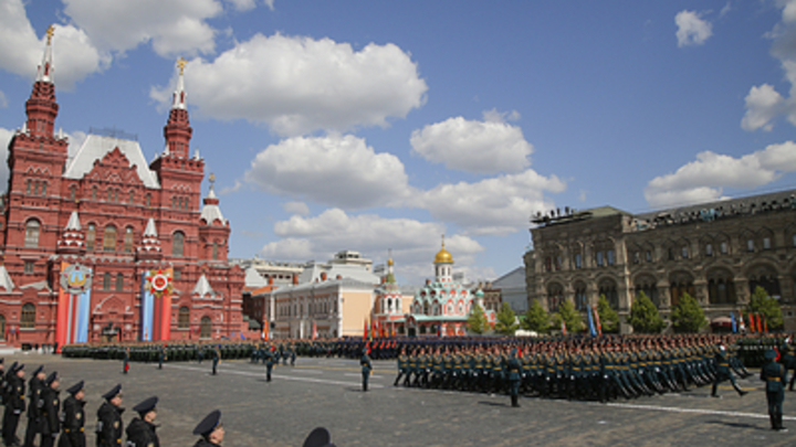 Киев обвинил в пренебрежении лидеров стран, посетивших парад Победы в Москве